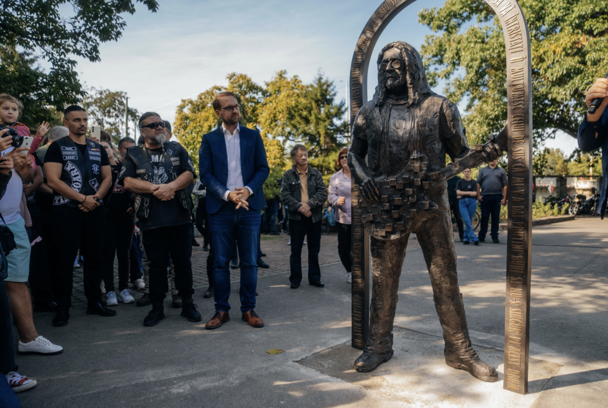 Regretatul chitarist Adrian Bărar, fostul lider al trupei Cargo, onorat la Timișoara. Imagini cu statuia sa