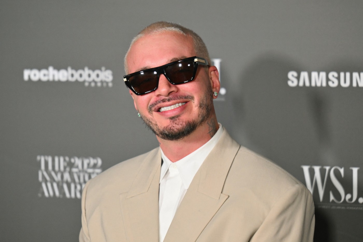 J. Balvin nu mai arată cum îl știau româncele! Transformarea lui e uriașă, seamănă cu o vedetă din România