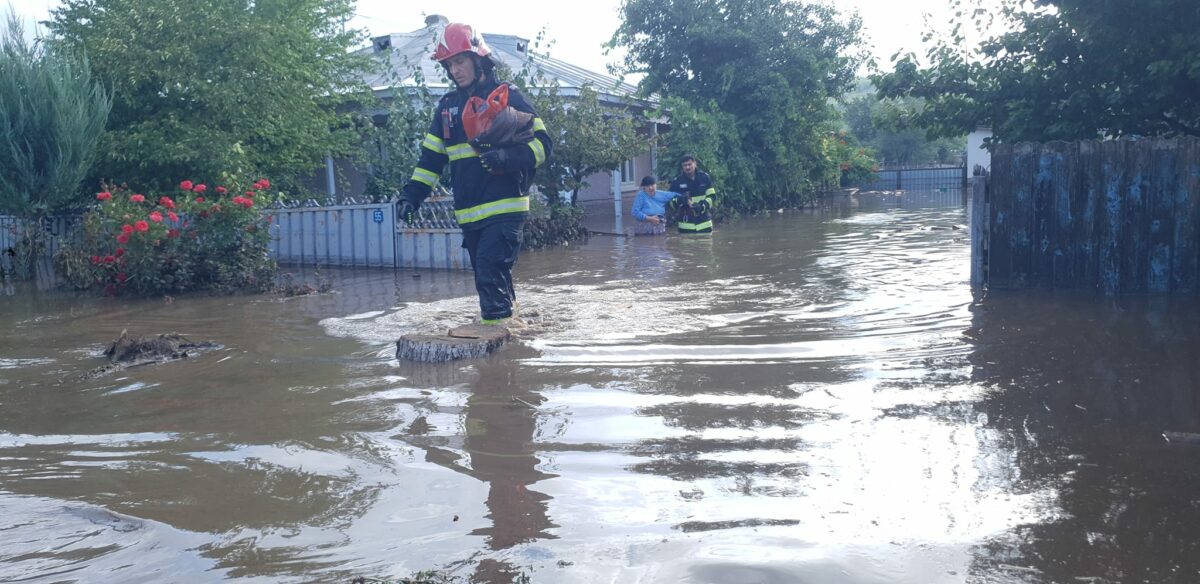 O nouă comună din județul Galați a fost măturată de ape. Puhoaiele de apă s-au revărsat pe străzi