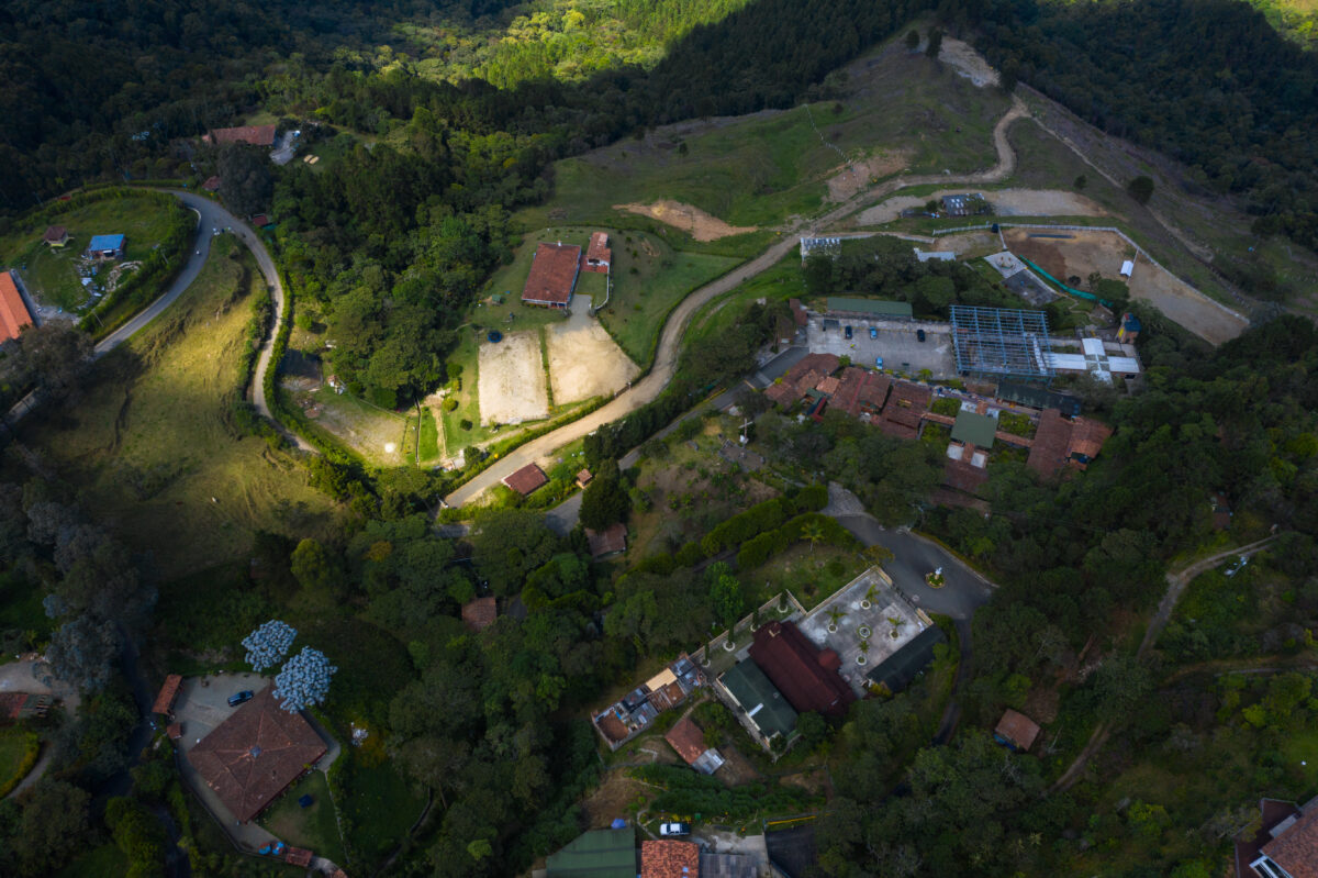 Imaginile cu celula de lux în care a fost închis Pablo Escobar fac înconjurul internetului. ”La Catedral”, filmată de un român!