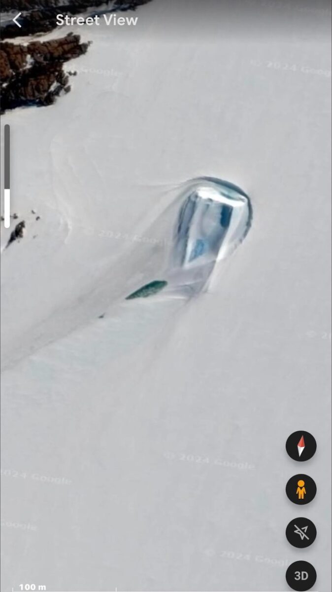 Ușă ciudată descoperită în Antarctica. Sursă foto: Google Maps