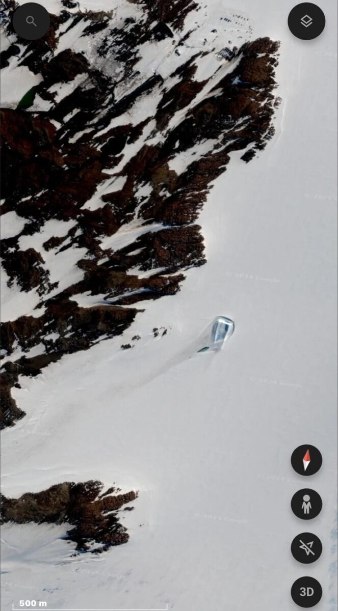 Ușă ciudată descoperită în Antarctica. Sursă foto: Google Maps