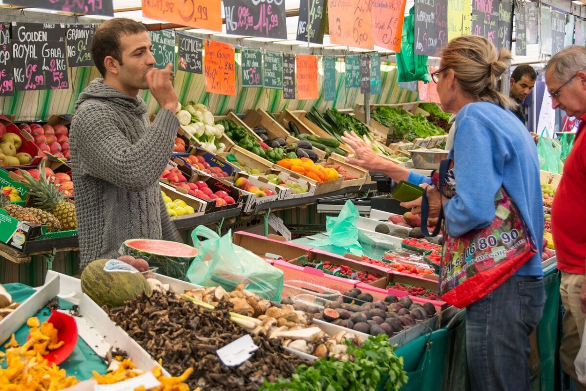 Prețuri de lux în piețele din România! Cât au ajuns să coste salata verde, ridichile sau ceapa verde. Comercianții anunță noi scumpiri