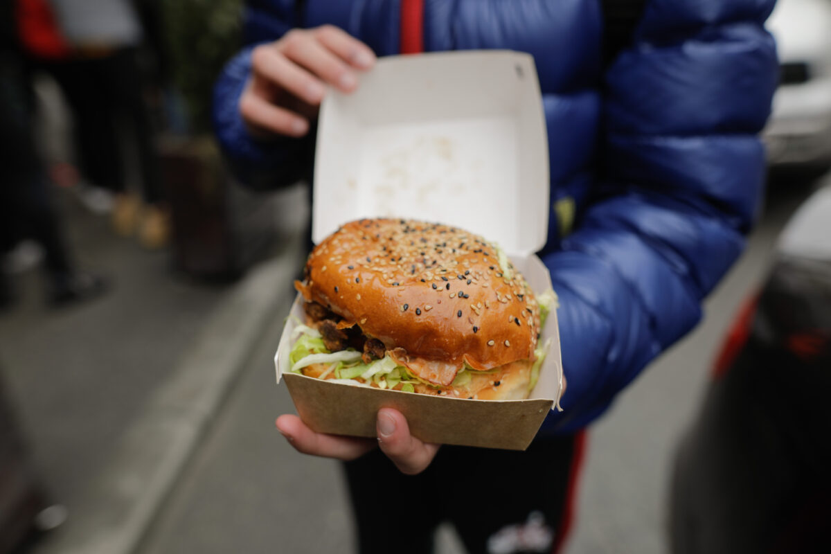 Cât a ajuns să coste un burger Dubai în restaurantele din România. E o adevărată experiență gastronomică!