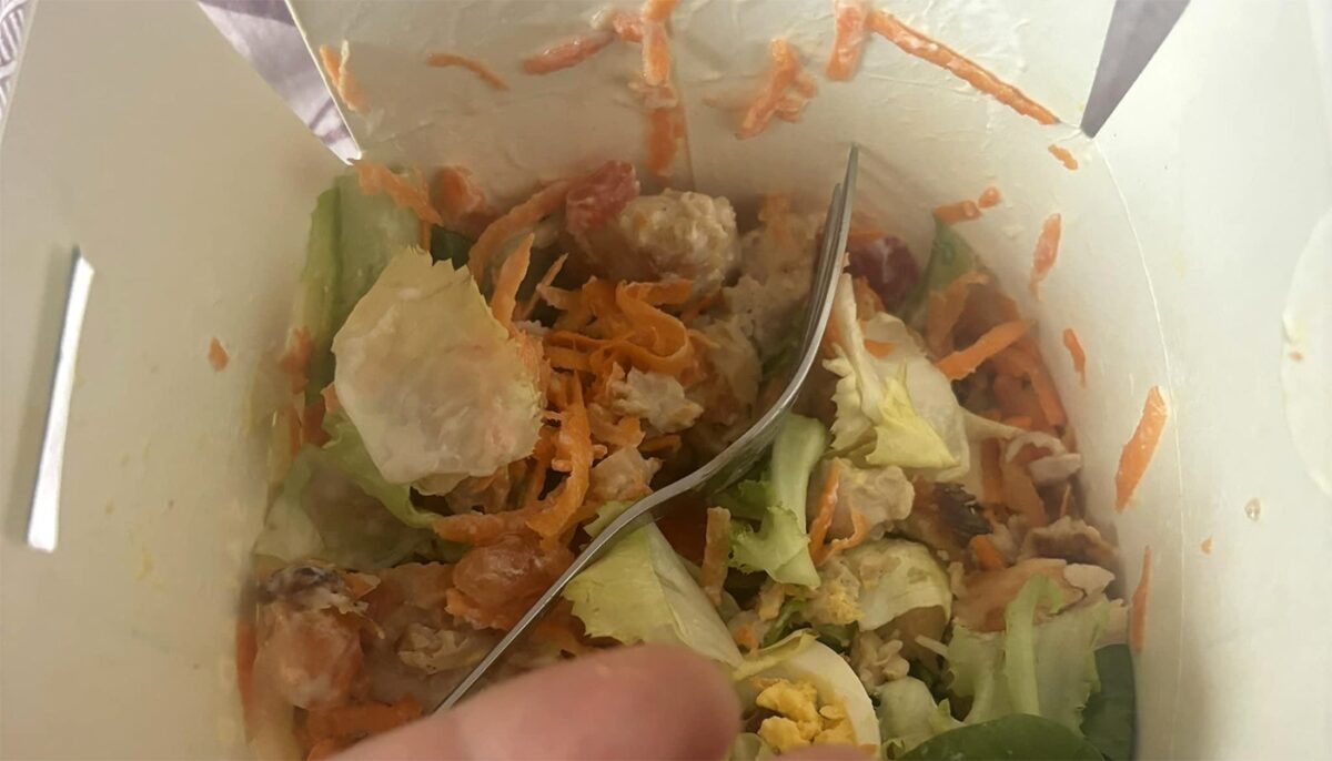 O clujeancă și-a comandat o salată de la Salad Box. Ireal ce a primit, de fapt