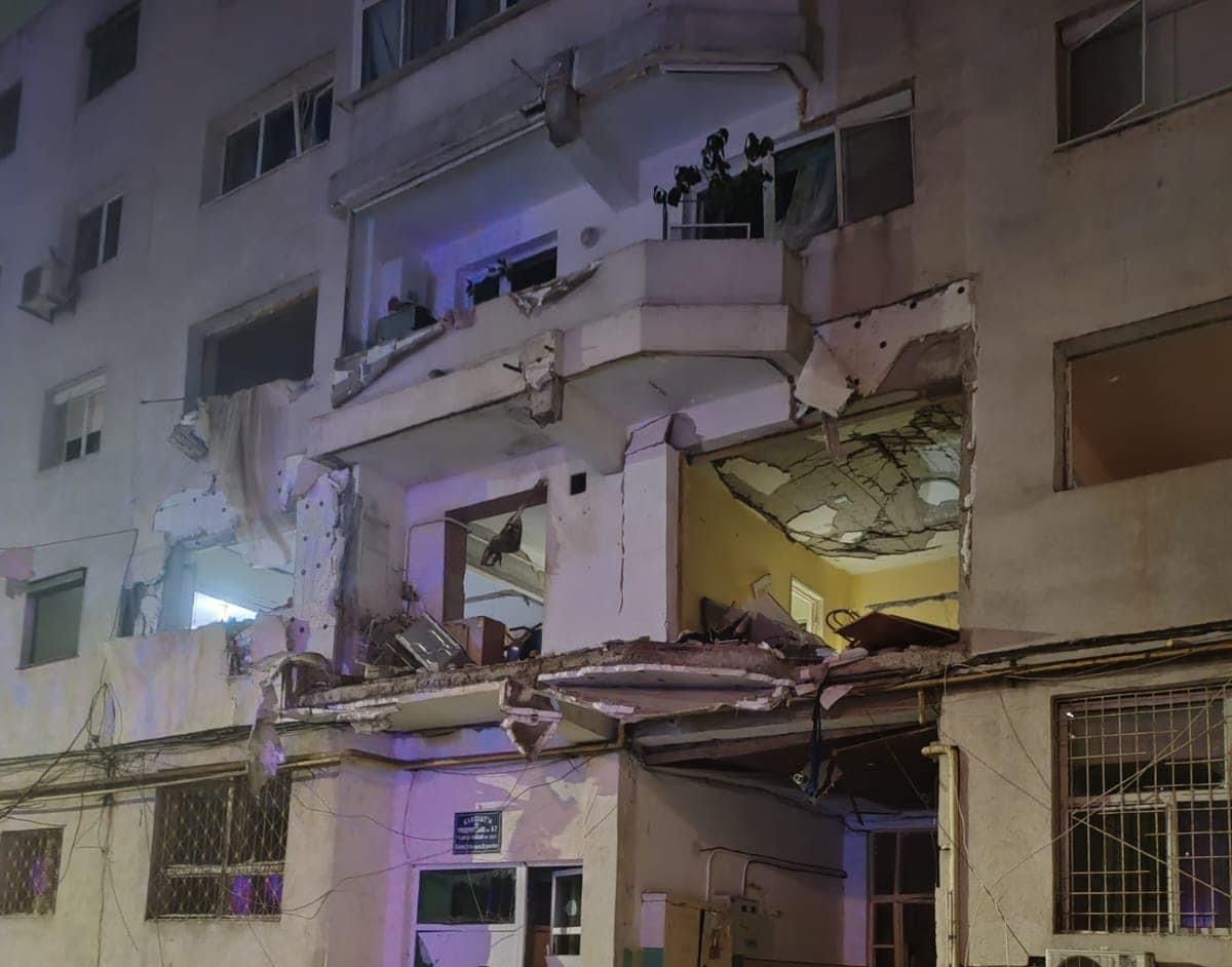 Explozie puternică într-un bloc din Brăila: 49 de oameni au fost evacuați, 16 apartamente și o grădiniță au fost afectate