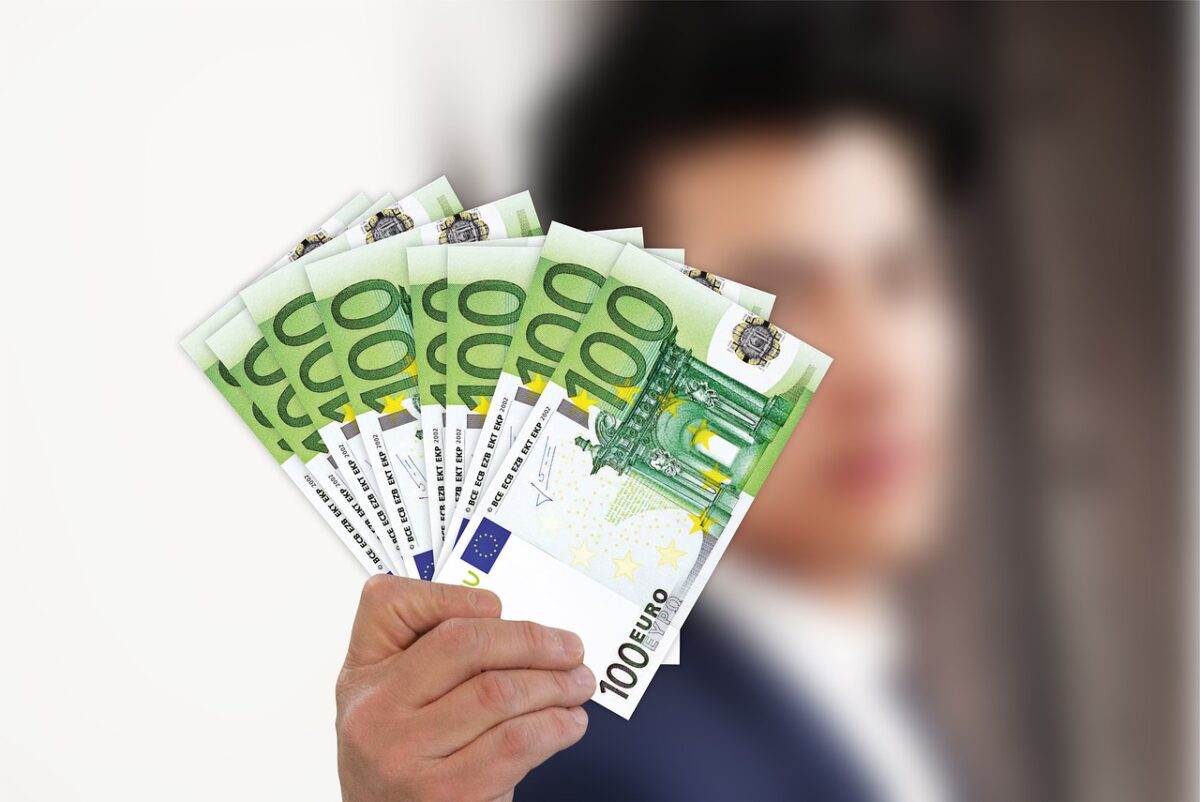 Se dau 200 de euro pentru elevi de la stat! Atenție, termenul este 12 noiembrie