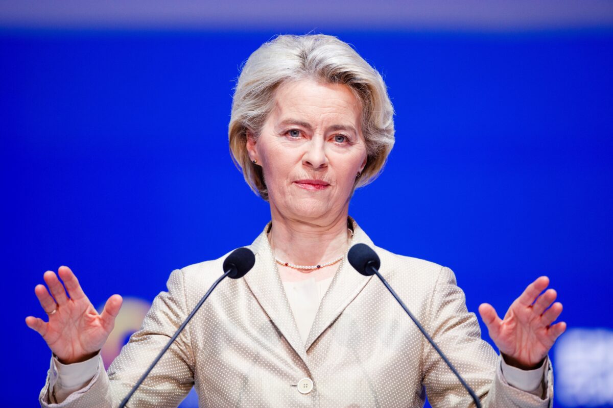 Ursula von der Leyen, gest surprinzător! A acordat primul ajutor unui pasager care s-a simțit rău în timpul zborului