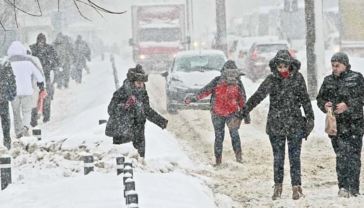 Orașul din România în care va ninge aproape toată luna ianuarie, potrivit meteorologilor EaseWeather