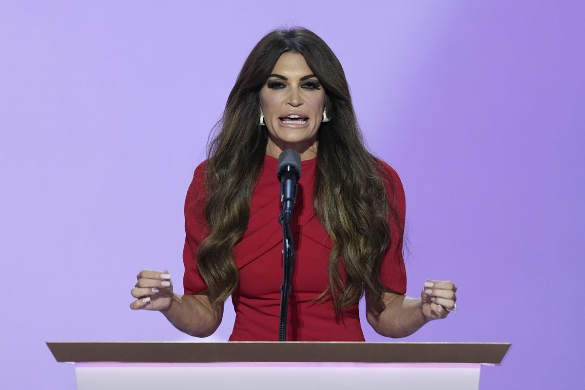 Donlad Trump își trimite fosta”noră” în Grecia, ca ambasador al SUA. Kimberly Guilfoyle și Donald Trump Jr. s-ar fi despărțit, după ce fiul președintelui ar fi călcat strâmb