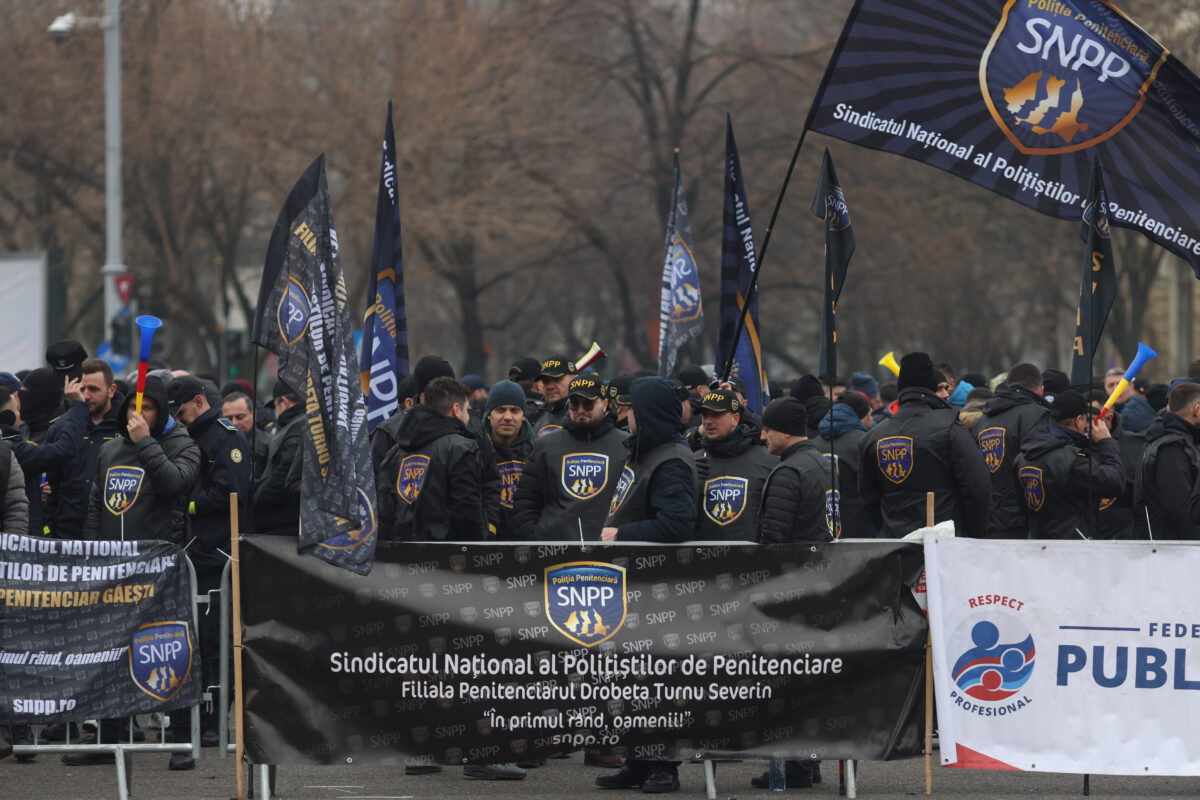 Sute de polițiști au ieșit la protest față de Ordonanța ”trenuleț”: ”Ne exploatați!”