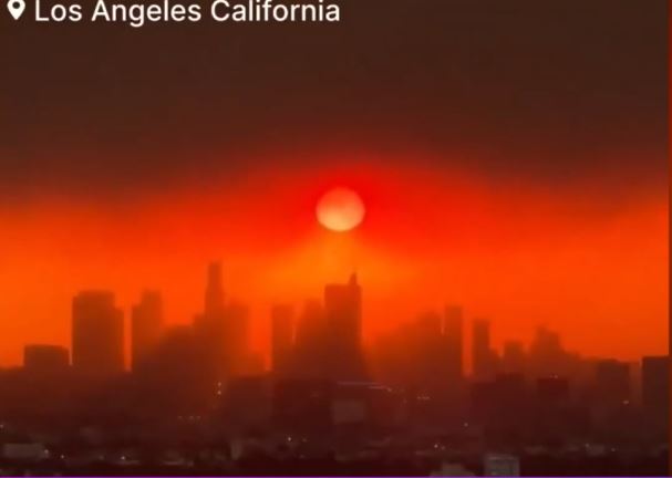 Răsărit apocaliptic în Los Angeles: Incendiile au transformat orașul într-un peisaj de groază