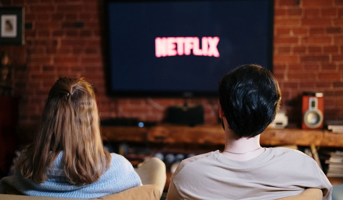 Serialul fenomen de pe Netflix care i-a cucerit pe români. Aventura plină de suspans te ține cu sufletul la gură!