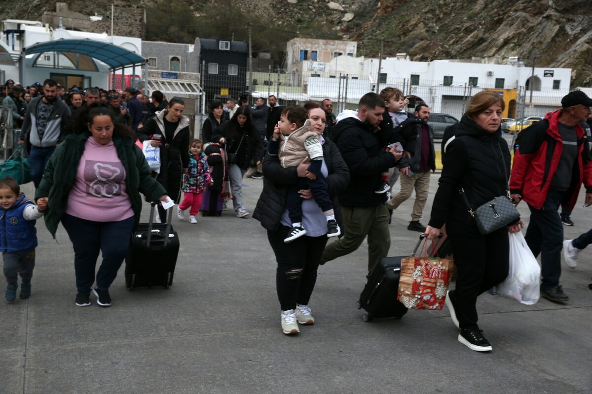 Panică totală în Santorini, insula frecventată de o mulțime de români! Turiștii și localnicii au fost evacuați